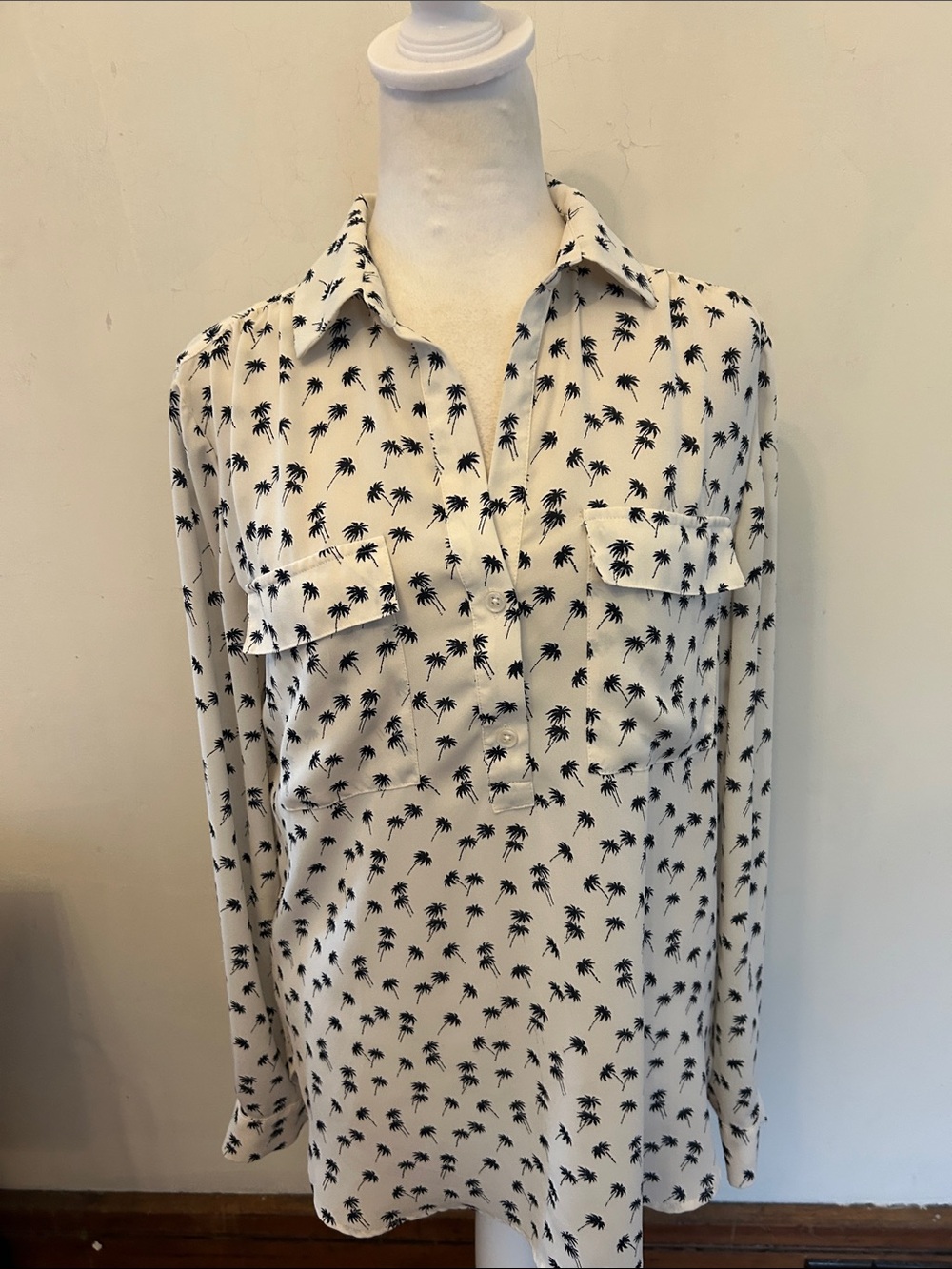 Ann Taylor Women's Cream Button-Front Palm Print Blouse Size M EUC